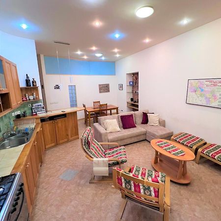 Jasmin Apt With Balcony At Republic Square & Ruben Tours Yerevan Exterior photo
