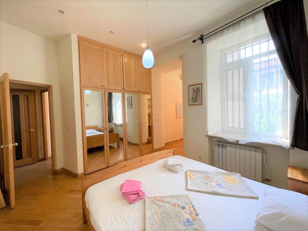 Jasmin Apt With Balcony At Republic Square & Ruben Tours Yerevan Exterior photo