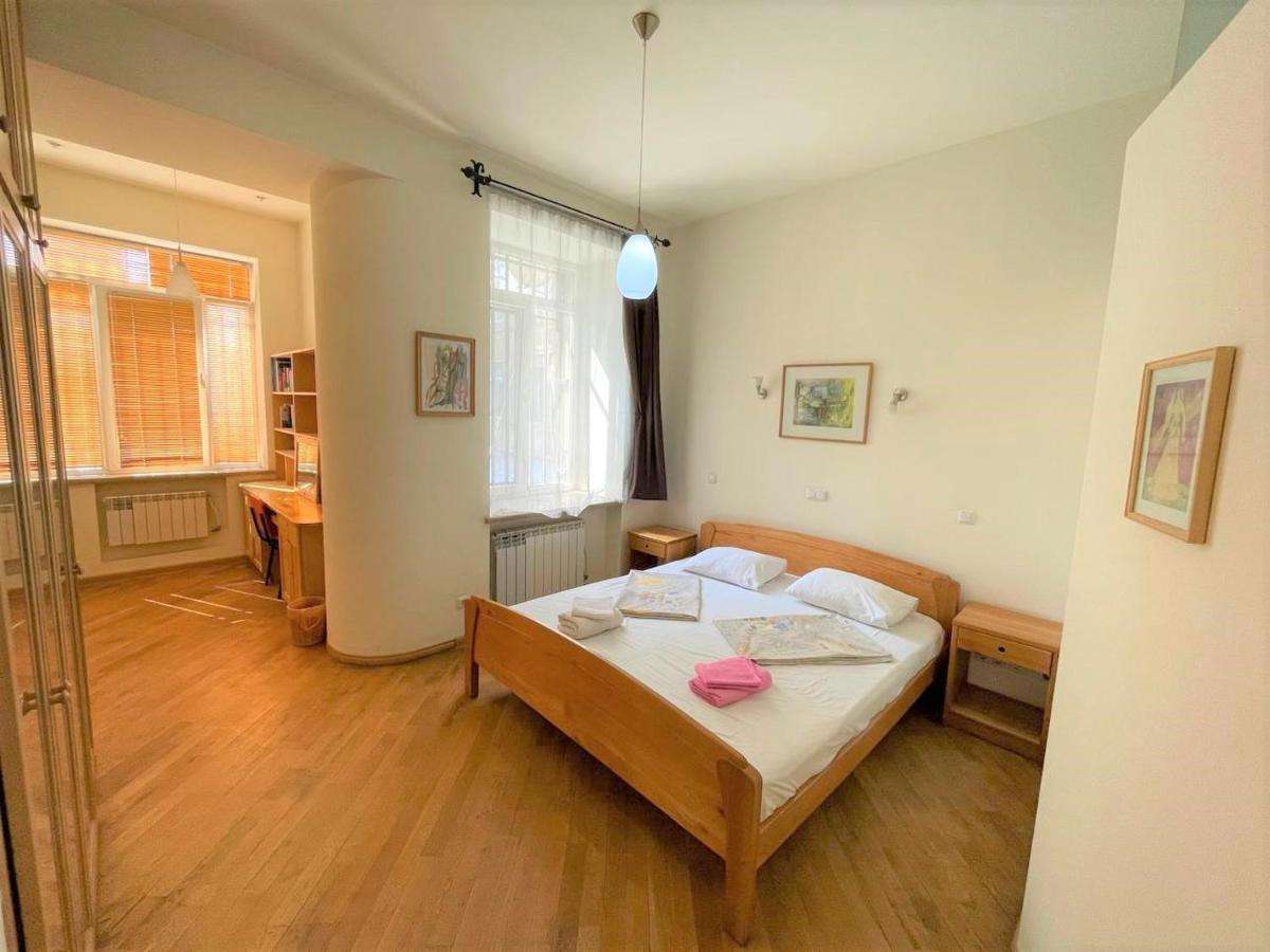 Jasmin Apt With Balcony At Republic Square & Ruben Tours Yerevan Exterior photo