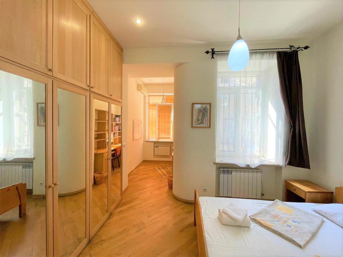 Jasmin Apt With Balcony At Republic Square & Ruben Tours Yerevan Exterior photo