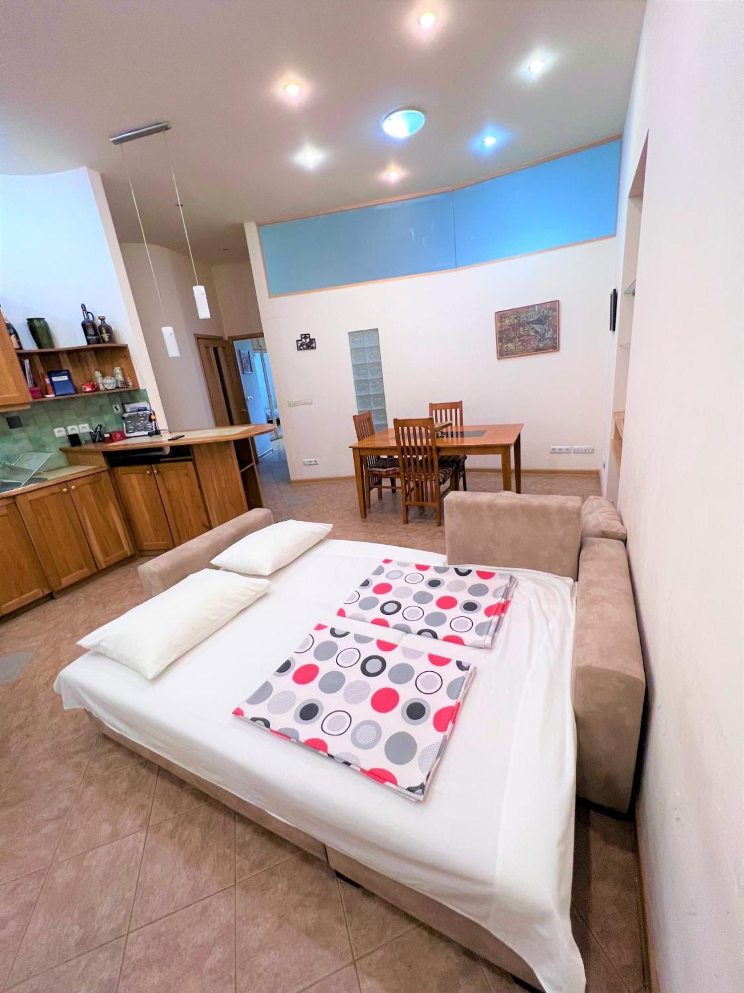 Jasmin Apt With Balcony At Republic Square & Ruben Tours Yerevan Exterior photo